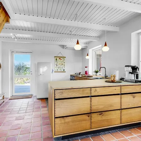 Holiday home Stunning In With Kitchen